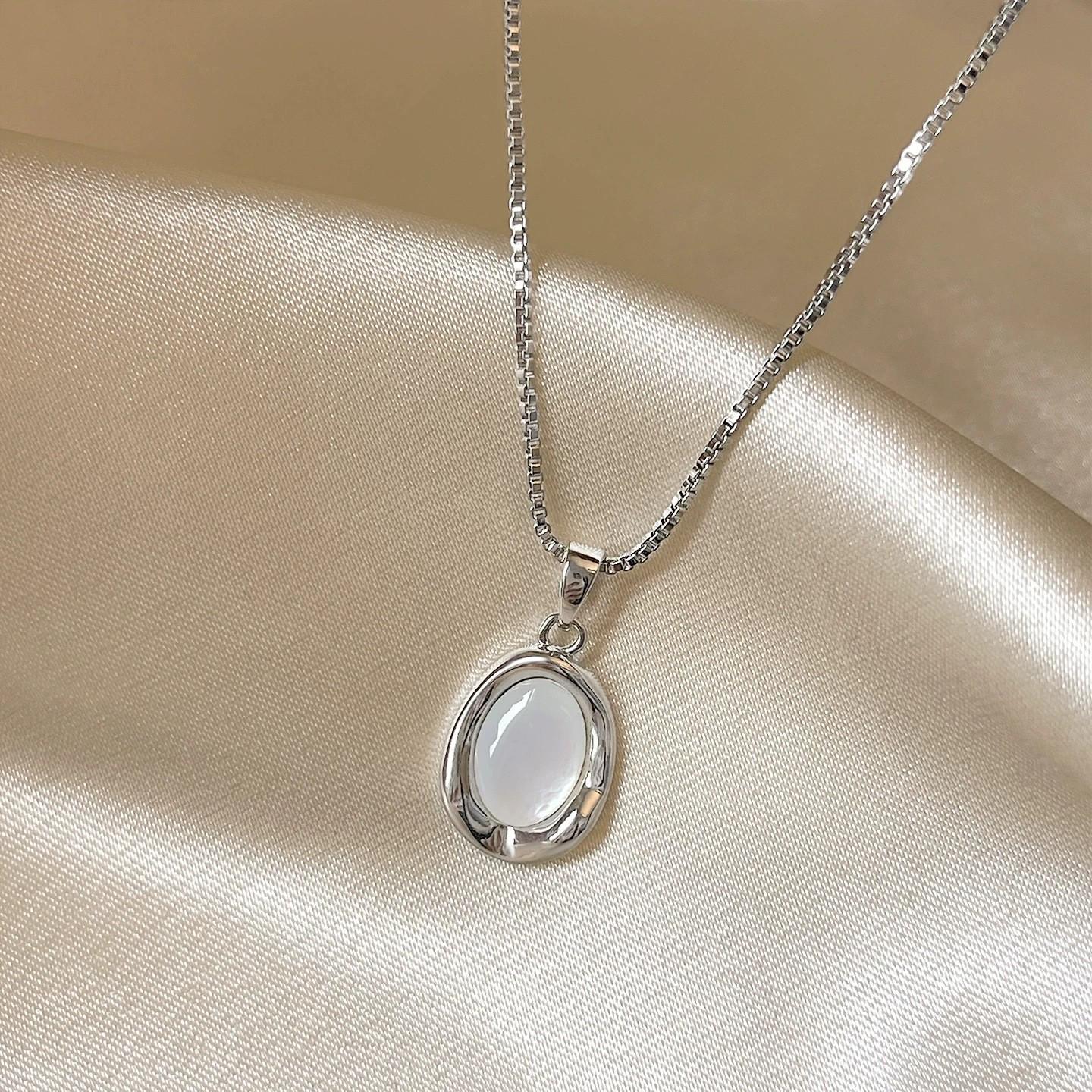 French Oval Mother-of-Pearl Pendant Necklace - Elegant, Unique, High-End Clavicle Chain