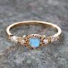 Kleine runde dünne Fingerringe aus blauem Opal für Frauen im Vintage-Stil, Farbe Gold, weißer Zirkon, Ehering, Schmuckgeschenk