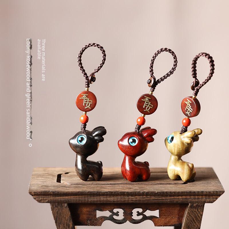 Cartoon Niedlicher Sandelholz Hirsch Schlüsselanhänger mit geflochtener Schnur für Männer und Frauen