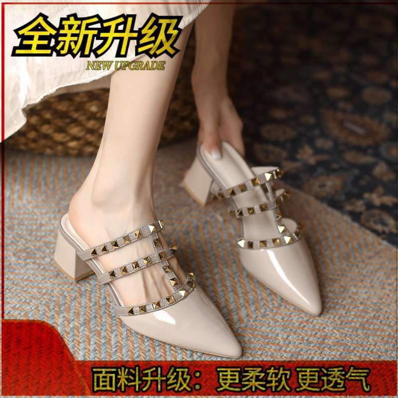 Sommer 2025 neue mittelhohe Nietenkühle Slipper Damenbekleidung lässiger dicker Absatz spitze Zehenpartie Lackleder Taschenkopf Halbpantoletten