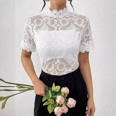 Camiseta feminina elegante de cor sólida com gola pequena e renda com emenda de renda e manga curta