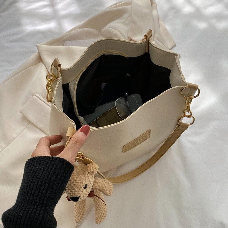 Stylish Retro Women's Tote Bag For Autumn Winter 2023 With Large Capacity And Chic Design