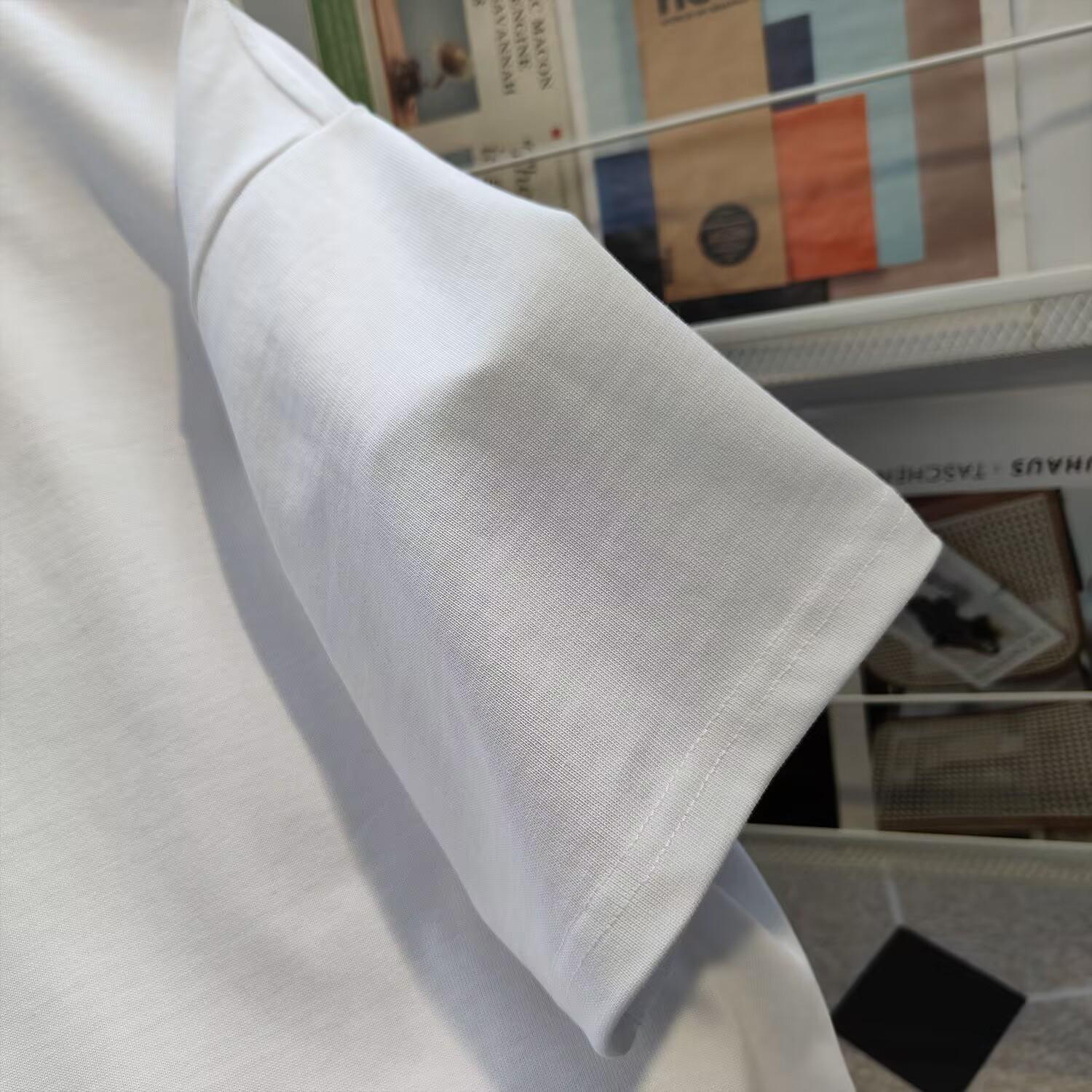 Летняя женская футболка с принтом бабочек — фото 3