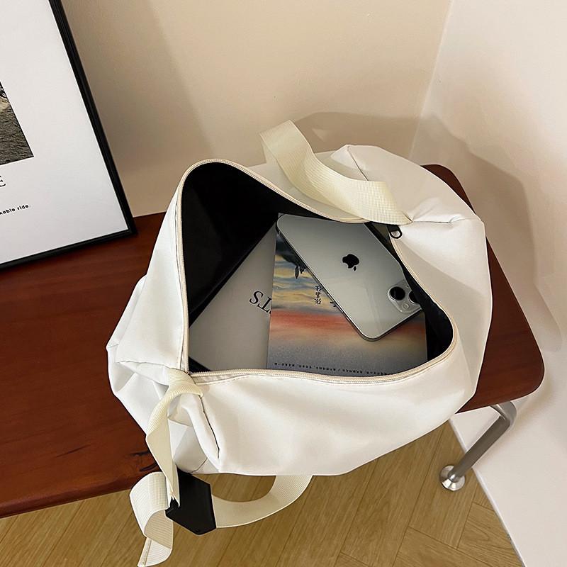 Minimalist Large Capacity Canvas Messenger Bag For Daily Commute And Street Style