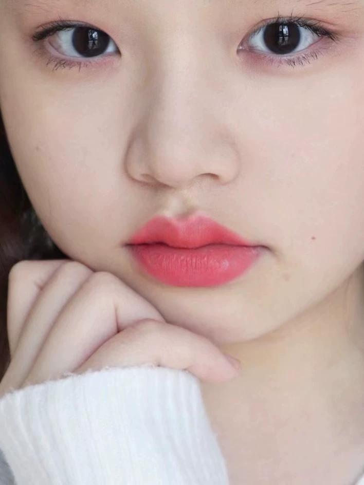 Grapefruit Pink Moisturizing Lipstick 2026 New Model Natural Light Color Popular Niche Affordable Price That Enhances Complexion