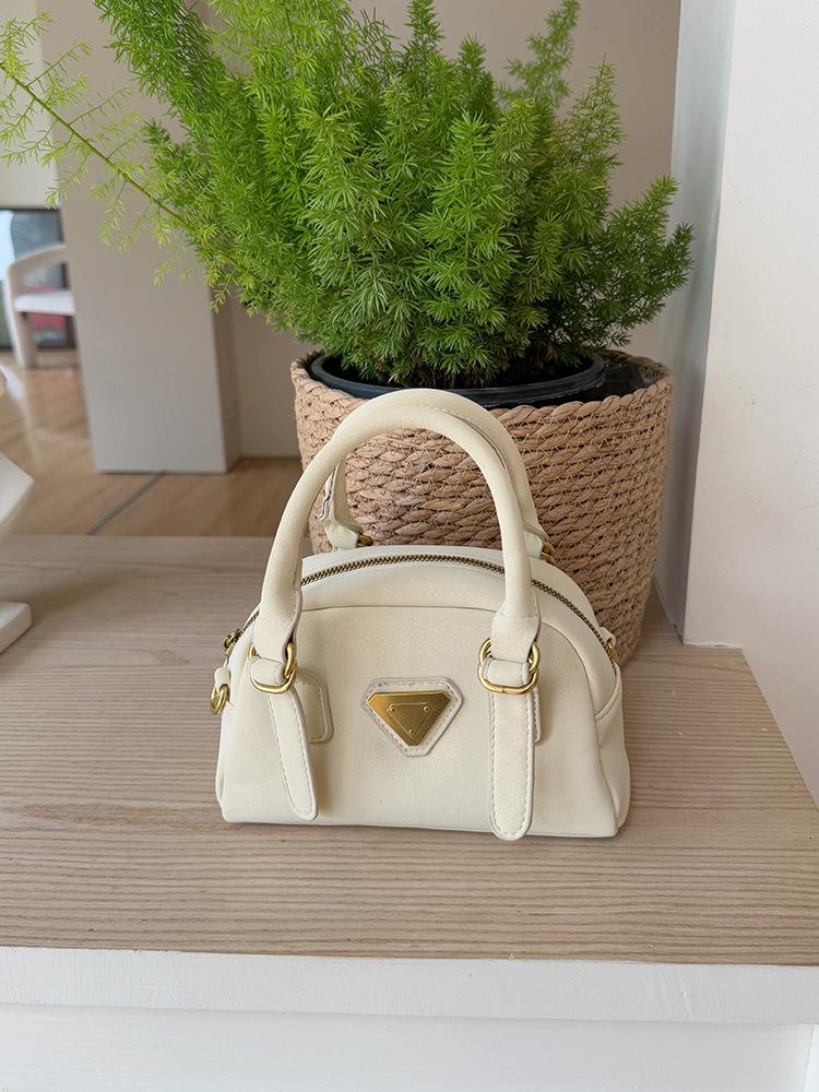 

Korean version of Maillard portable bowling bag women s 2025 spring new trendy high-value commuter shoulder messenger bag бежевый