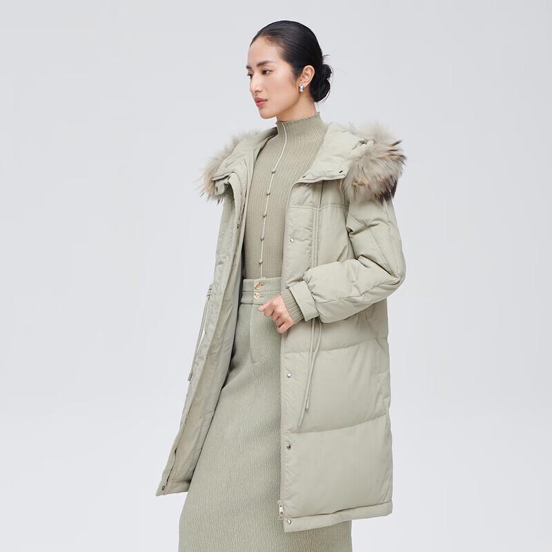 

ELLASSAY Женский пуховик 2025 длинный в китайском стиле с отделкой мехом енота L (165)