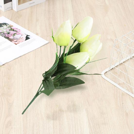 Krásná umělá květina nikdy nevybledne Více vrstev okvětních lístků vytváří vitalitu