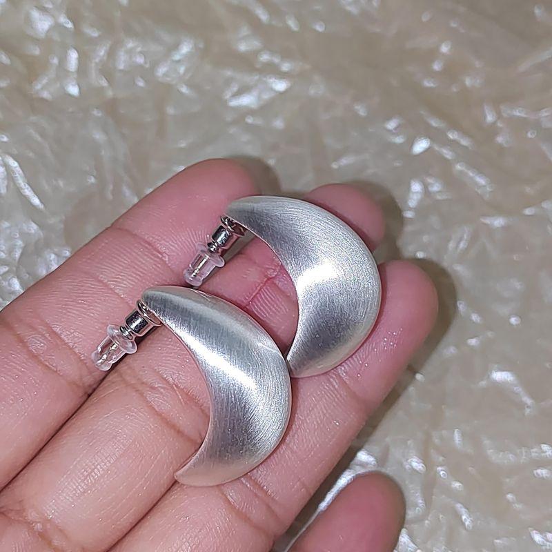 

Silver Brushed Water Drop Stud Earrings Women Light Luxury High-Grade Sense Earrings French style Retro Exaggerated Wide Face Earrings Ear Clip Same as silver main drawing(There are ear holes)
