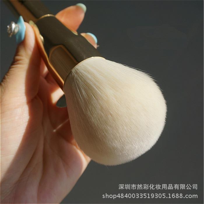 Single makeup brush, large loose powder brush, honey brush, blush brush, highlight brush, extra paint large soft bristle.