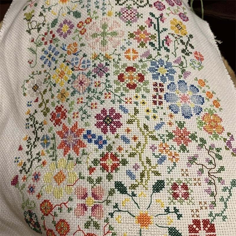 A Flower a Day Cross Stitch Kit for Beginners Friendily, Bloom a Day Cross Stitch Set, Embroidery Needlepoint Patterns DIY Floral Embroidery Kit