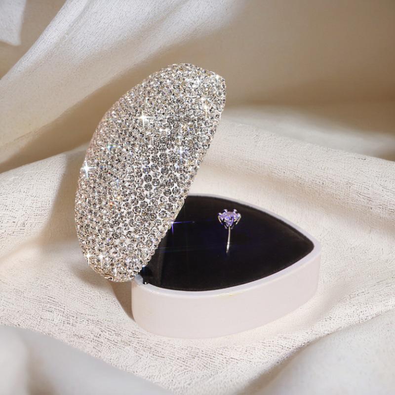 

Элегантная коробочка для кольца в форме сердца с белым бриллиантом для роскошных предложений и свадеб