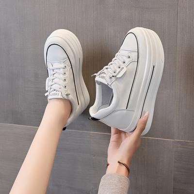 Νέα μικρά λευκά παπούτσια γυναικεία εσωτερική αύξηση ύψους δερμάτινα ευέλικτα και άνετα χωρίς κορδόνια παχύσολα μικρού μεγέθους γυναικεία παπούτσια