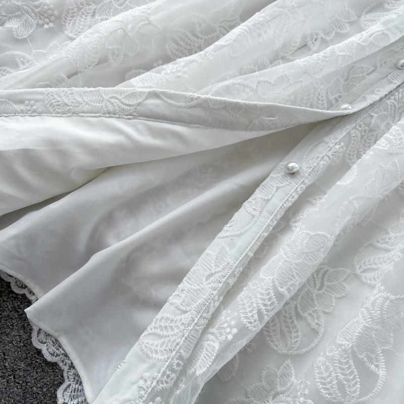 Aceasta este o rochie ușoară, luxoasă și de înaltă calitate, cu guler polo, pentru femei, cu un design unic și eteric de broderie din plasă de primăvară.