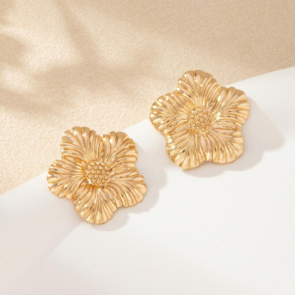 1 Pair of Retro Texture Sunflower Texture Flower Metal Light Luxury Temperament Sweet Literary Stud Earrings