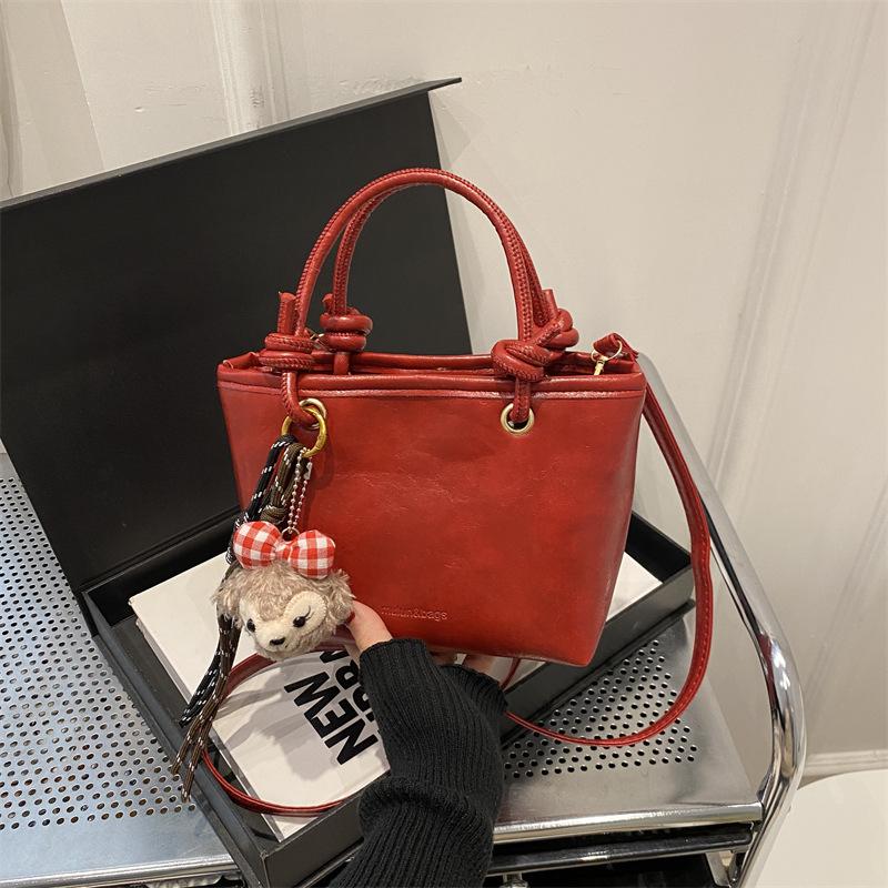 Commuting To Work Leisure Bag Women's Large Capacity 2025 New Autumn and Winter Retro Niche Shoulder Bag Simple Bucket Bag