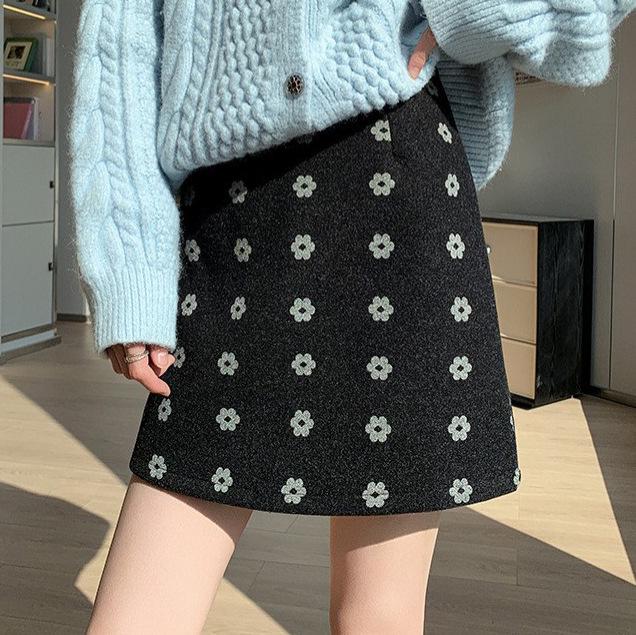 High-Waist Woolen A-Line Skirt: Cozy Autumn-Winter Style with Sweet, Slimming Fit