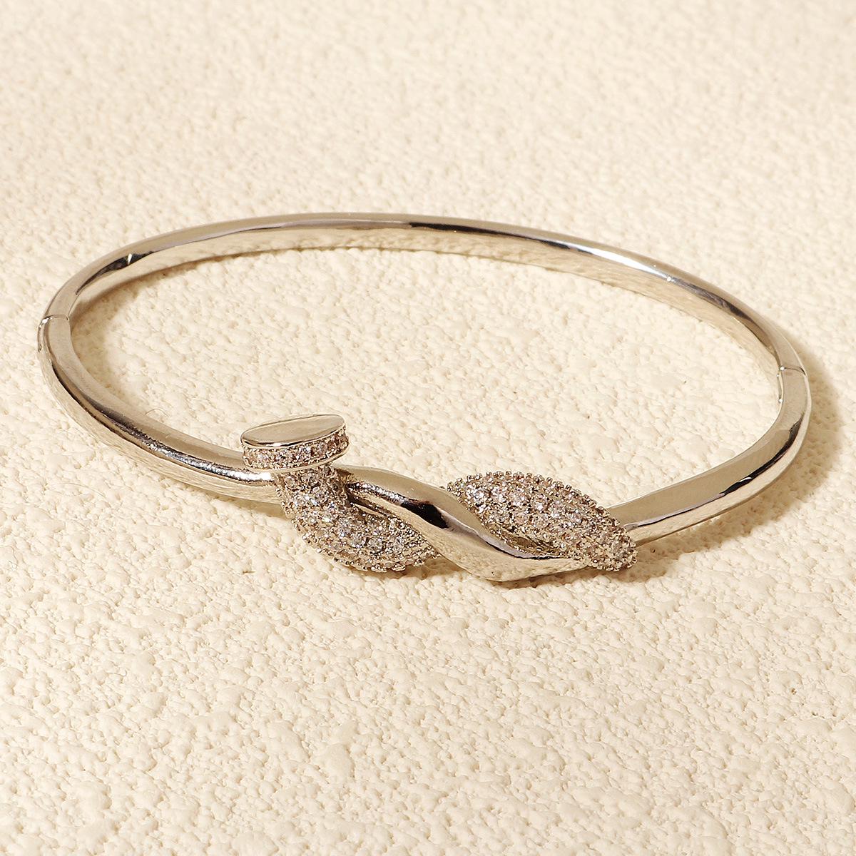 

Элегантный медный браслет-гвоздь с циркониевой пряжкой - Дизайн открытого браслета высокого класса