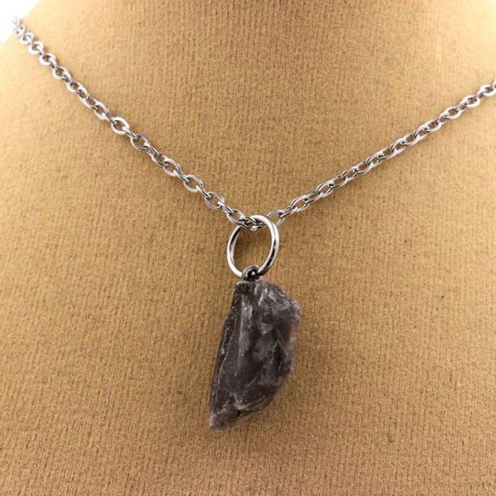 Pierres et Minéraux. Collier Gypse brut. 7.72 ct. Marcieu, Isère, France.