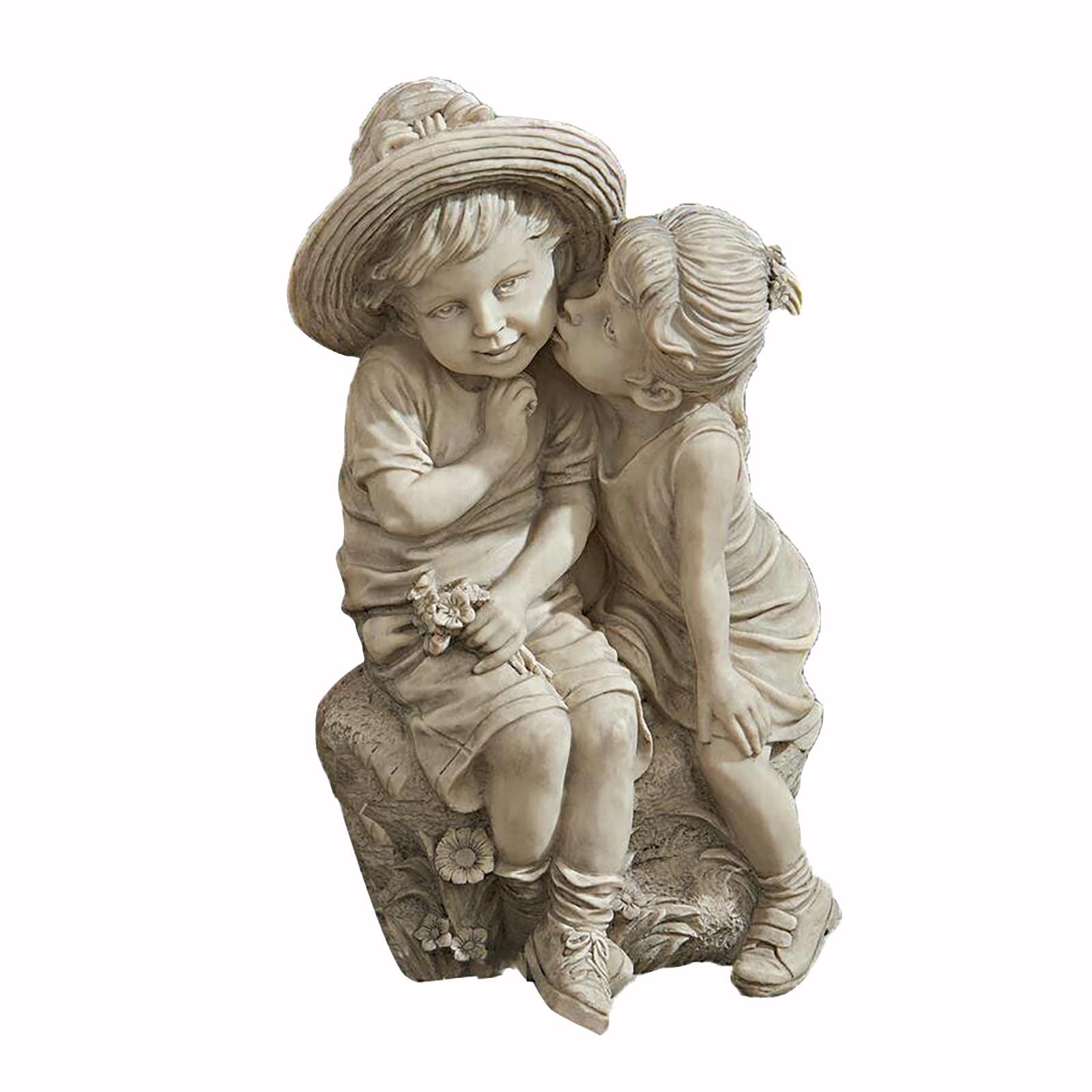 

Мальчик и девочка целуют воспоминания дома статуя украшения украшения