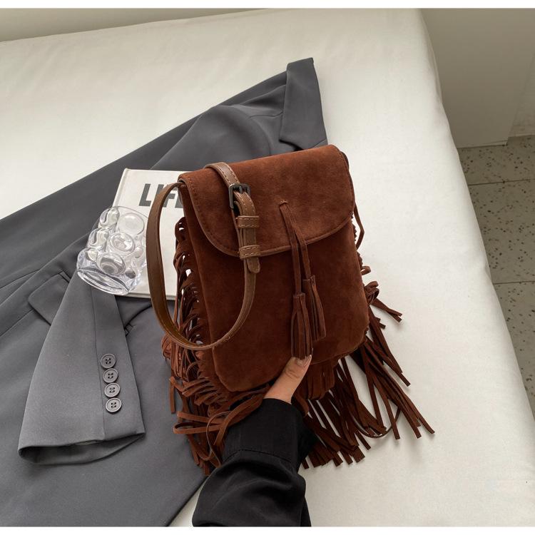 

Advanced sense of simple niche design retro tassel single shoulder messenger bag women s 2025 autumn and winter new small square bag tide кофейный