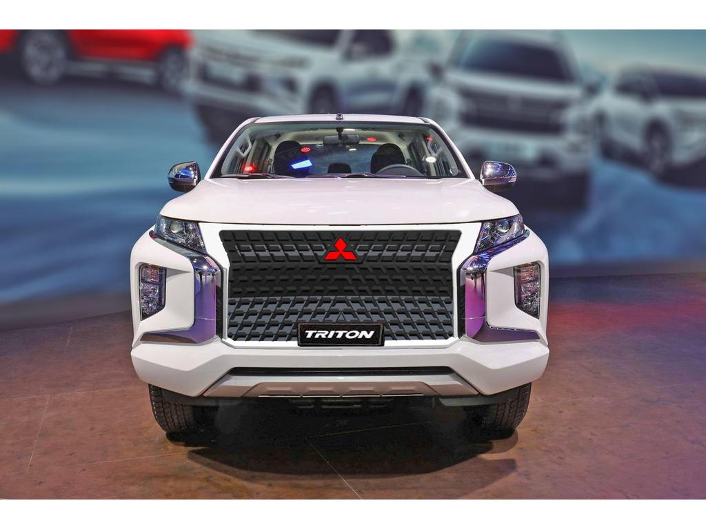 2018-2022 Mitsubishi TRITON L200: Grille, front bumper, air intake mesh, and body kit modifications.
