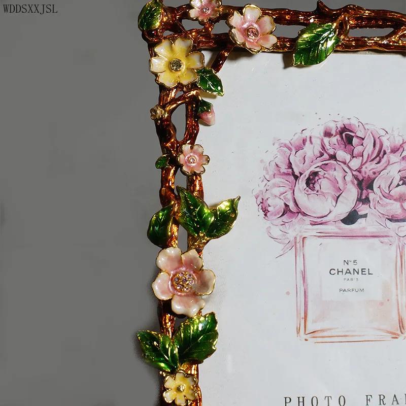 Europäischer Retro-Blumen- und Vogel-Metall-Fotorahmen-Dekor Kreatives Hochzeitsfoto Wohnzimmer Schreibtisch-Fotorahmen Ornamente