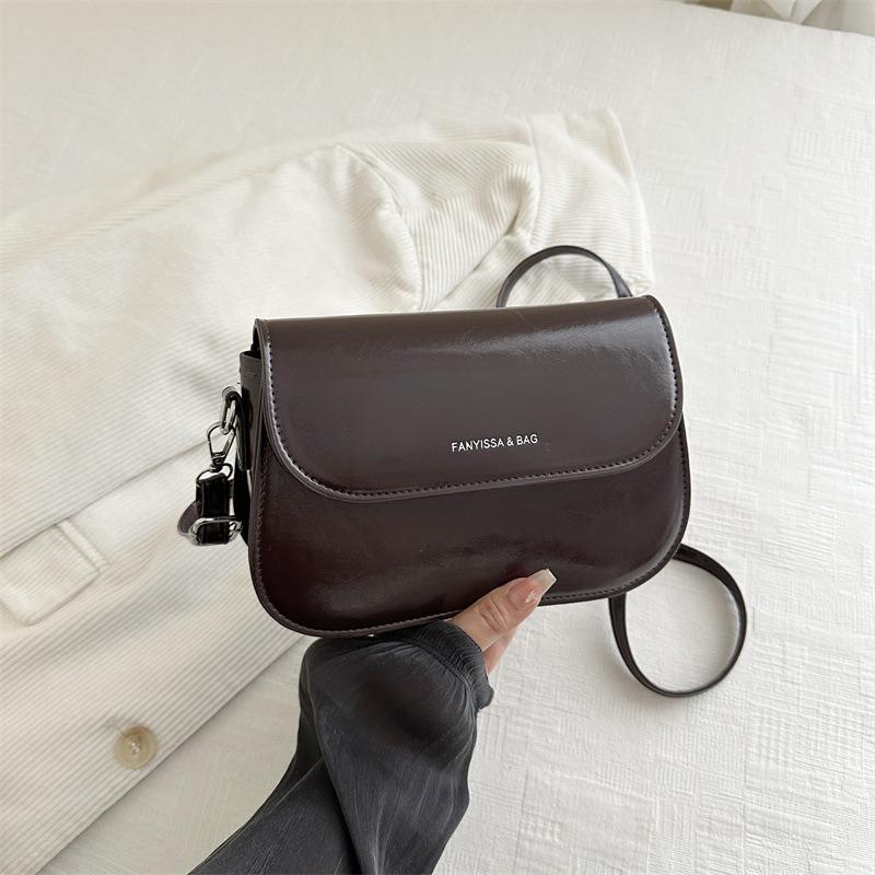 

Niche design bag women s new shoulder messenger bag fashionable and simple popular solid color saddle tide bag кавовий