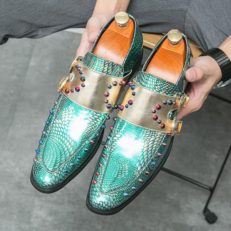 New Trend Designer Mens Charm Pointed Rivet Mirror Leather Shoes Male Monk Strap Loafers Dress Wedding Prom Homecoming Footwear