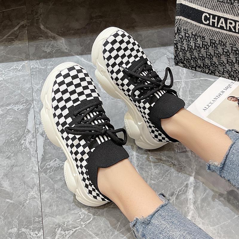 

Повседневная спортивная дышащая модная клетчатая обувь женская 2025 лето новая шнуровка вязаная обувь подошва маффин папины кроссовки 35 чёрный