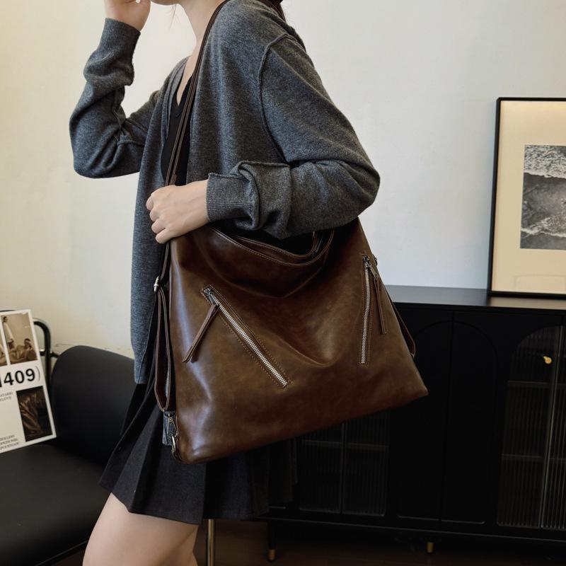 

Retro backpack bag women s autumn 2025 new trendy fashion hantote bag casual large capacity backpack bucket bag коричневый