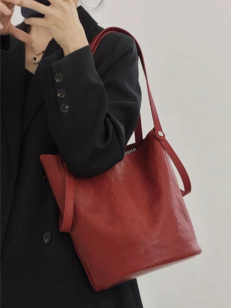 Women's High-End Retro Bucket Bag - Large Capacity Versatile Tote for Autumn/Winter 2026