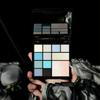Dromerige Koele Toon Palet Blauwe en Zilvergrijze Shimmer Oogschaduw en Blush Highlighter Transparante Verpakking, Perfect voor Frisse Lente en Edgy Festival Looks