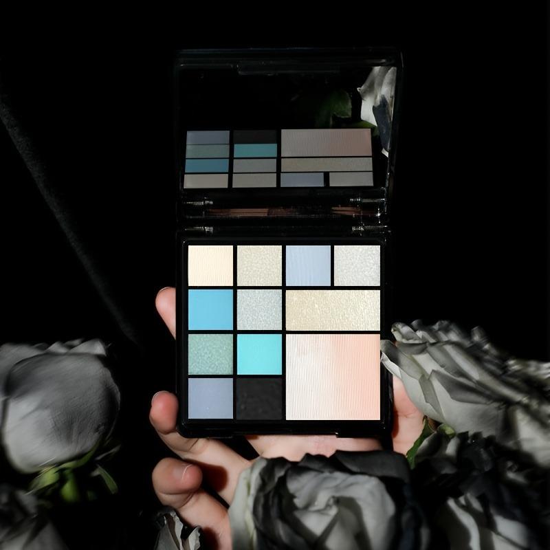 Dromerige Koele Toon Palet Blauwe en Zilvergrijze Shimmer Oogschaduw en Blush Highlighter Transparante Verpakking, Perfect voor Frisse Lente en Edgy Festival Looks