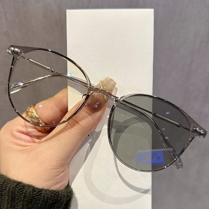 Pochromic Outdoor Fashion Glasses  Unisex Stylish Round Frame with Metal Hinges Transition Lenses for Indoor & Outdoor Use