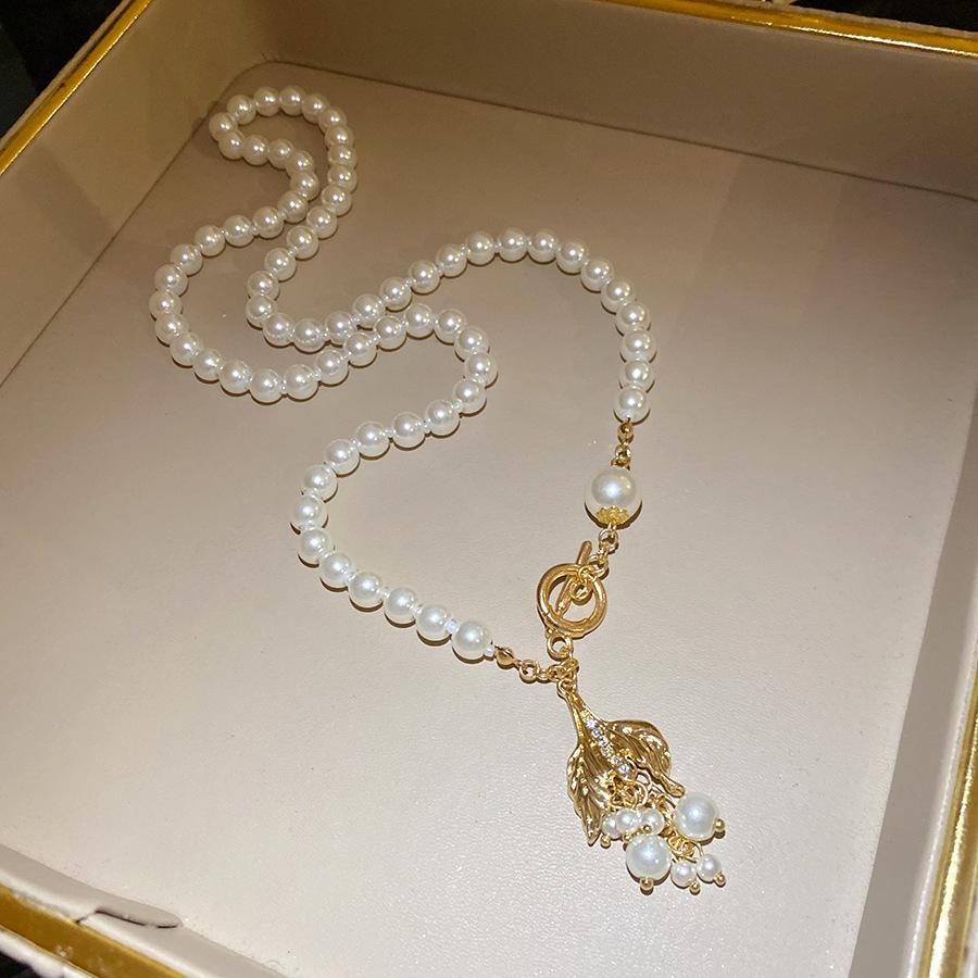 Retro Crystal Pearl Round Pendant Necklace Elegant Luxury Clavicle Neck Jewelry