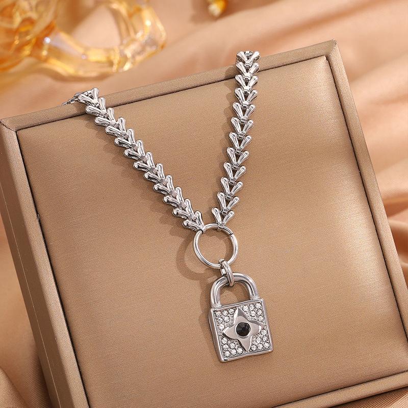 European and American light luxury lock with diamond pendant, four-leaf clover necklace, women's fashion high-end temperament, love collarbone chain
