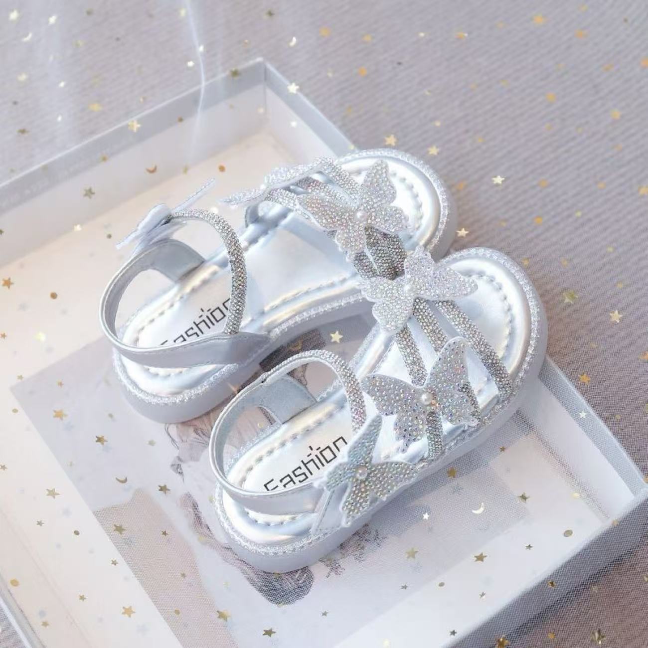 

Soft Sole Fashion Girls Sandals Summer New Little Girls Princess Shoes Versatile Flat Beach Shoes Crystal Shoes 36Inner Length22.5cm серебряный