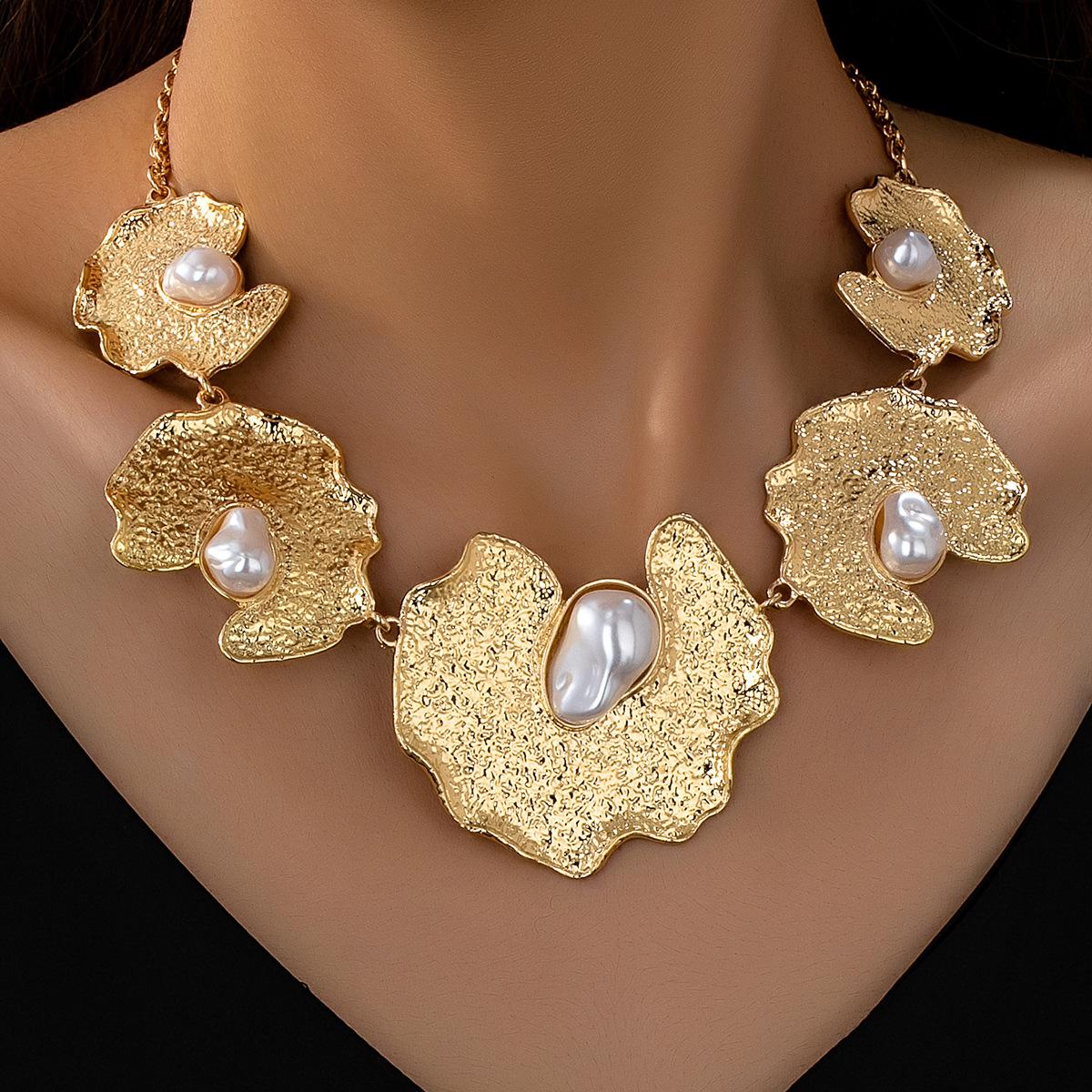 

Модне кольє для жіночих ювелірних виробів золотий