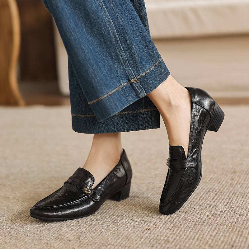 Krazing Pot Sheepskin Round Toe Thick Med Heels Spring Shoes Slip On Big Size 42 Metal Flowers Women Pleated Pumps