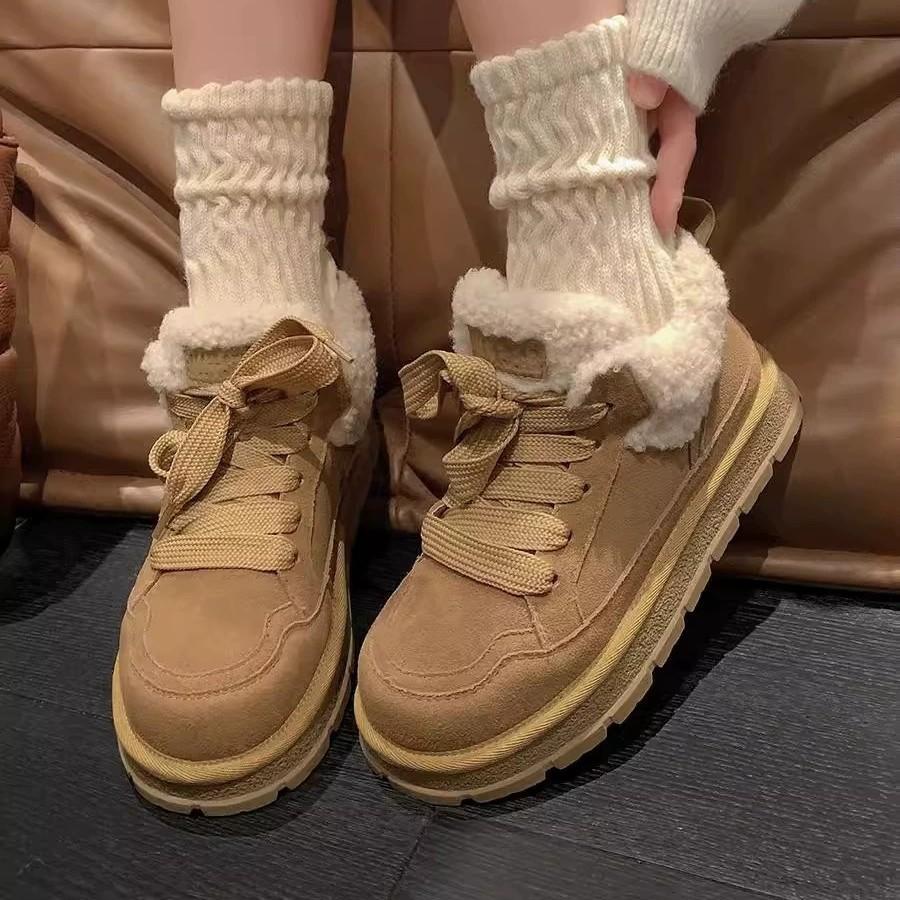 Žiemos stiliaus moteriški retro aulinukai suvarstomi raišteliais, apvaliu priekiu, žemu pliušu, storais padais. Mados dizainerio moteriški vulkanizuoti batai