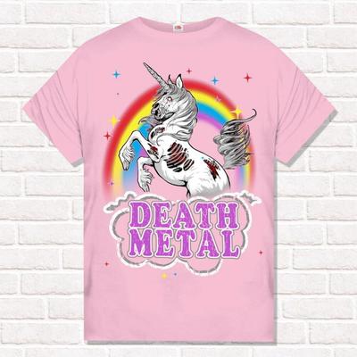Death Metal Pinkes T-Shirt. Totes Einhorn und Regenbogen.