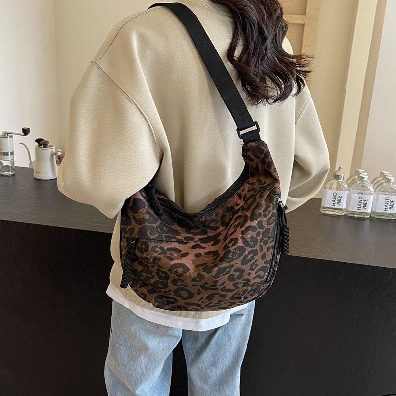 Nische Leopardenmuster Leinwand Knödeltasche Sportlich Europäischer und Amerikanischer Spice Girls Trend Vielseitig Einzelne Schulter Umhänge Speicher Tasche Mode Tasche
