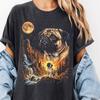Mops heult zum Mond Vintage T-Shirt, 90er Retro Tier Grafik T-Shirt, Lustiges Mops T-Shirt. Geschenk für Mops-Mama, Vollmond Tiere T-Shirt, Albernes Hundeshirt.