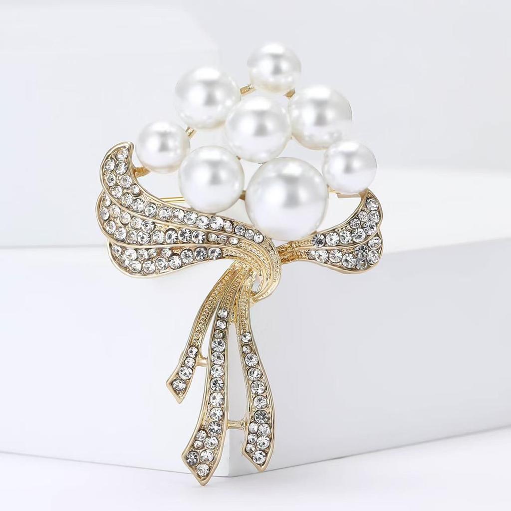 Elegante Perlen-Strass-Brosche: Damen Exquisite Brosche im Stil kleiner Duft und Seidentuch-Schnalle