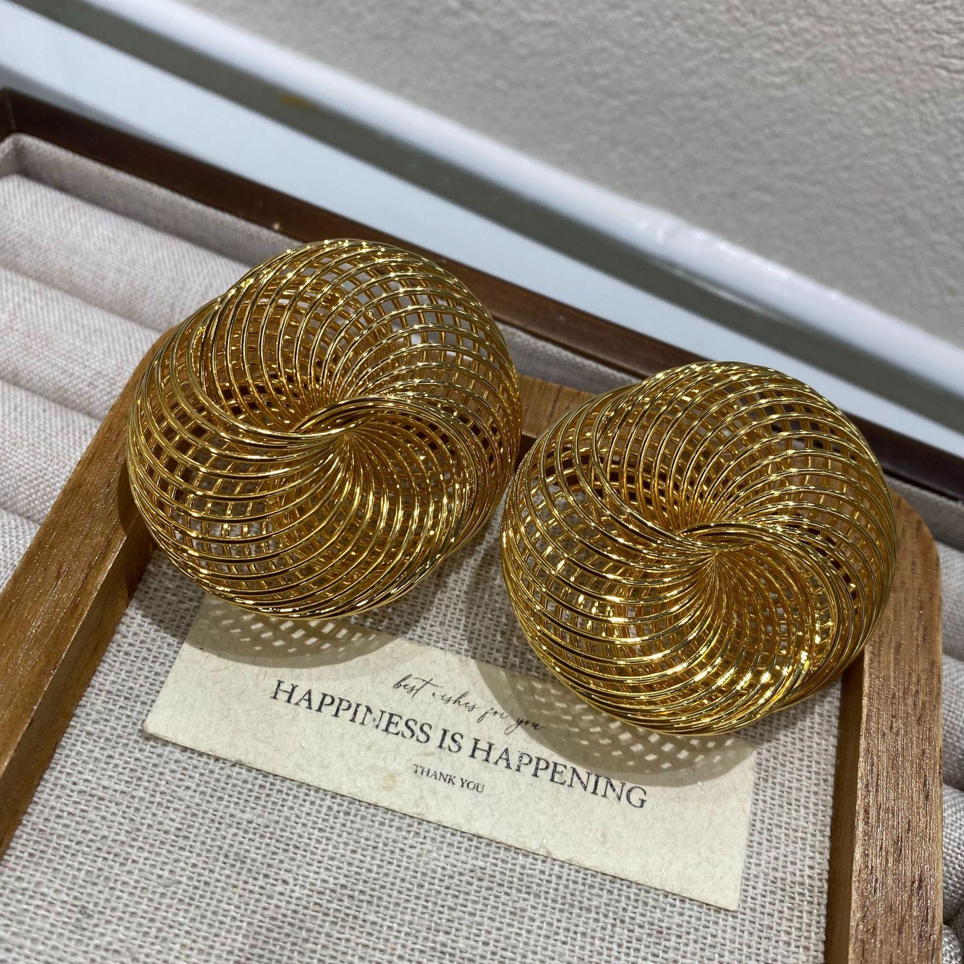 

French Medieval Hong Kong Style Three-Dimensional Flat Ball Hollow Earrings Niche Light Luxury Temperament High-End Exquisite Earrings