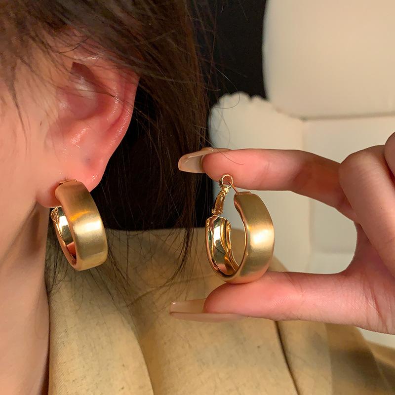 Новые матовые текстурированные металлические серьги-кольца С-образной формы для женщин, золотого цвета, массивные круглые серьги-хугги, простые украшения для вечеринки