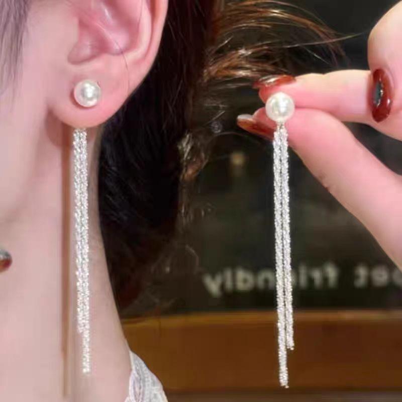 

A Pair Of Long Fringed Pearl Stud Earrings, Round Face, Thin, Niche, High-End Temperament Muse Earrings For Women