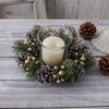 Weihnachtskerzenring, künstliche Tannennadeln, Tannenzapfen, Beeren, Girlande, rustikaler festlicher Kerzenkranz für die Tischdekoration zu Hause