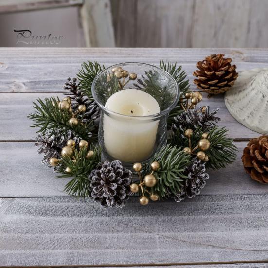 Weihnachtskerzenring, künstliche Tannennadeln, Tannenzapfen, Beeren, Girlande, rustikaler festlicher Kerzenkranz für die Tischdekoration zu Hause